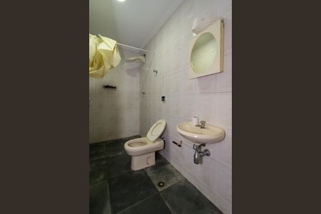 Casa à venda com 670m², 4 quartos e 5 vagas Casa à venda com 670m², 4 quartos e 5 vagasBanheiro de Serviço