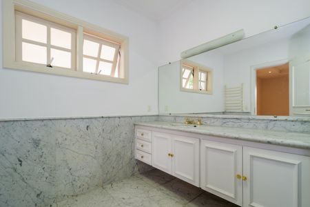 Casa à venda com 670m², 4 quartos e 5 vagas Casa à venda com 670m², 4 quartos e 5 vagasBanheiro da Suíte 1