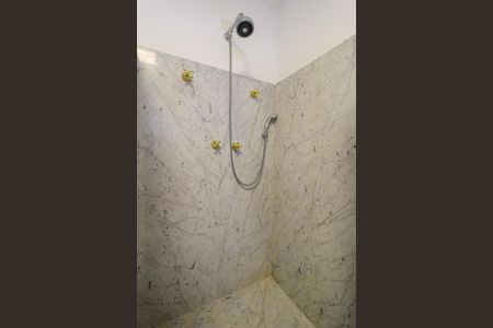 Casa à venda com 670m², 4 quartos e 5 vagas Casa à venda com 670m², 4 quartos e 5 vagasBanheiro da Suíte 2