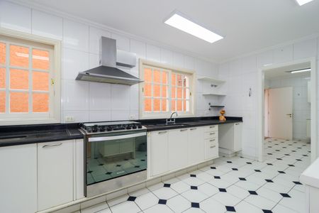 Casa à venda com 670m², 4 quartos e 5 vagas Casa à venda com 670m², 4 quartos e 5 vagasCozinha