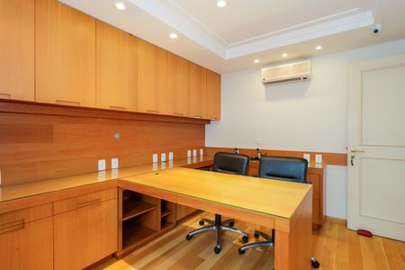 Casa à venda com 670m², 4 quartos e 5 vagas Casa à venda com 670m², 4 quartos e 5 vagasEscritório