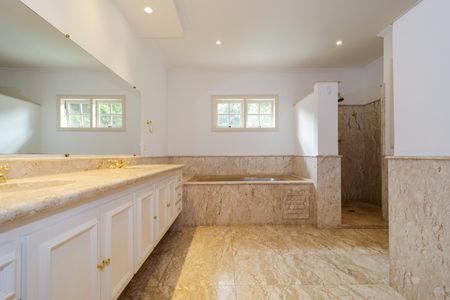 Casa à venda com 670m², 4 quartos e 5 vagas Casa à venda com 670m², 4 quartos e 5 vagasBanheiro da Suíte Master