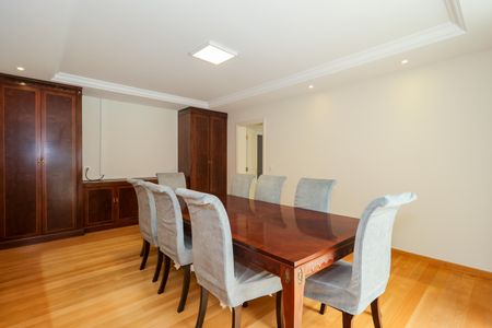 Casa à venda com 670m², 4 quartos e 5 vagas Casa à venda com 670m², 4 quartos e 5 vagasSala de Jantar