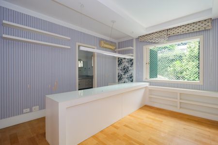 Casa à venda com 670m², 4 quartos e 5 vagas Casa à venda com 670m², 4 quartos e 5 vagasSuíte 3