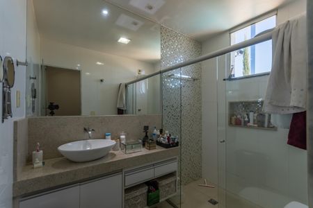 Casa à venda com 500m², 3 quartos e 6 vagas Casa à venda com 500m², 3 quartos e 6 vagasBanheiro Suíte