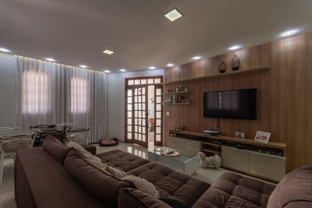 Casa à venda com 500m², 3 quartos e 6 vagas Casa à venda com 500m², 3 quartos e 6 vagasSala