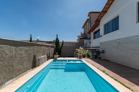 Casa à venda com 500m², 3 quartos e 6 vagas Casa à venda com 500m², 3 quartos e 6 vagasQuintal - Piscina