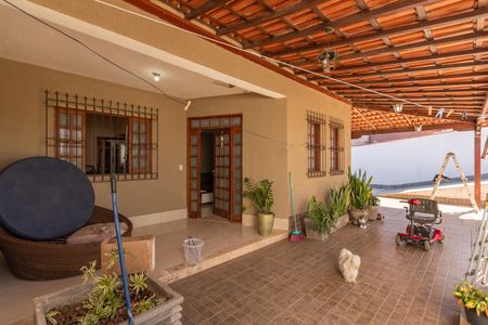 Casa à venda com 500m², 3 quartos e 6 vagas Casa à venda com 500m², 3 quartos e 6 vagasEntrada - Garagem