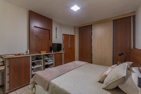 Casa à venda com 500m², 3 quartos e 6 vagas Casa à venda com 500m², 3 quartos e 6 vagasSuíte