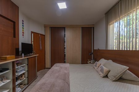 Casa à venda com 500m², 3 quartos e 6 vagas Casa à venda com 500m², 3 quartos e 6 vagasSuíte