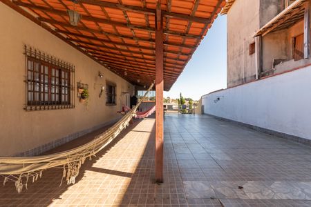 Casa à venda com 500m², 3 quartos e 6 vagas Casa à venda com 500m², 3 quartos e 6 vagasEntrada - Garagem