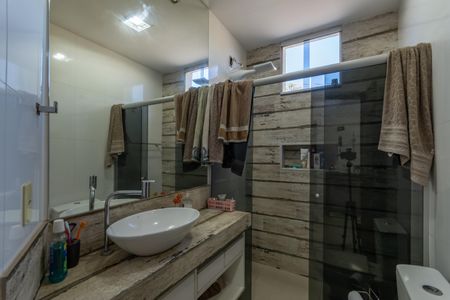 Casa à venda com 500m², 3 quartos e 6 vagas Casa à venda com 500m², 3 quartos e 6 vagasBanheiro Social