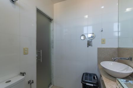 Casa à venda com 500m², 3 quartos e 6 vagas Casa à venda com 500m², 3 quartos e 6 vagasBanheiro Suíte