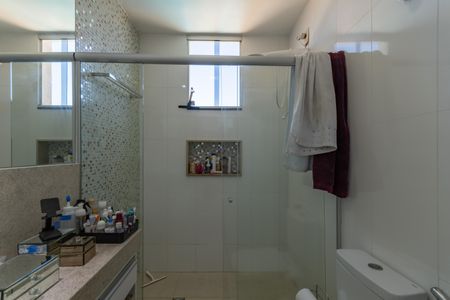 Casa à venda com 500m², 3 quartos e 6 vagas Casa à venda com 500m², 3 quartos e 6 vagasBanheiro Suíte