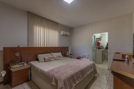 Casa à venda com 500m², 3 quartos e 6 vagas Casa à venda com 500m², 3 quartos e 6 vagasSuíte