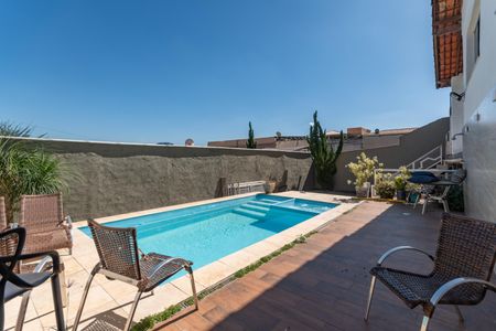 Casa à venda com 500m², 3 quartos e 6 vagas Casa à venda com 500m², 3 quartos e 6 vagasQuintal - Piscina