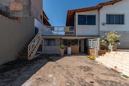 Casa à venda com 500m², 3 quartos e 6 vagas Casa à venda com 500m², 3 quartos e 6 vagasQuintal