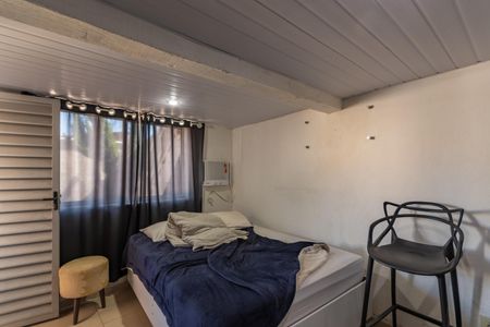 Casa à venda com 500m², 3 quartos e 6 vagas Casa à venda com 500m², 3 quartos e 6 vagasEdícula - Quarto