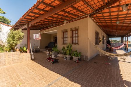 Casa à venda com 500m², 3 quartos e 6 vagas Casa à venda com 500m², 3 quartos e 6 vagasEntrada - Garagem