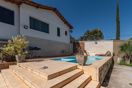 Casa à venda com 500m², 3 quartos e 6 vagas Casa à venda com 500m², 3 quartos e 6 vagasQuintal - Piscina