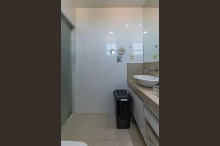 Casa à venda com 500m², 3 quartos e 6 vagas Casa à venda com 500m², 3 quartos e 6 vagasBanheiro Suíte