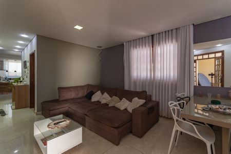 Casa à venda com 500m², 3 quartos e 6 vagas Casa à venda com 500m², 3 quartos e 6 vagasSala