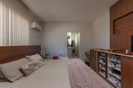 Casa à venda com 500m², 3 quartos e 6 vagas Casa à venda com 500m², 3 quartos e 6 vagasSuíte