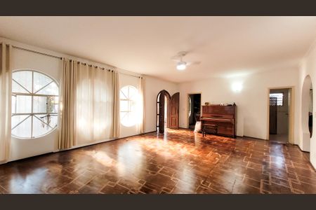 Casa à venda com 439m², 4 quartos e 2 vagas Casa à venda com 439m², 4 quartos e 2 vagasSala