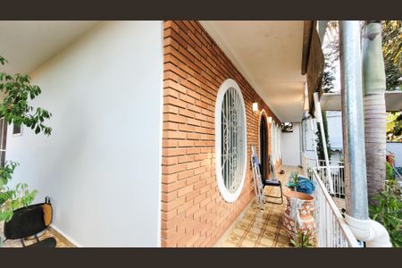 Casa à venda com 439m², 4 quartos e 2 vagas Casa à venda com 439m², 4 quartos e 2 vagasFachada