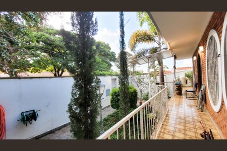 Casa à venda com 439m², 4 quartos e 2 vagas Casa à venda com 439m², 4 quartos e 2 vagasFachada