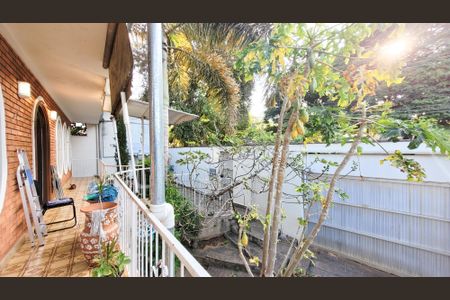 Casa à venda com 439m², 4 quartos e 2 vagas Casa à venda com 439m², 4 quartos e 2 vagasFachada