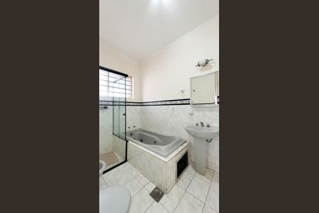 Casa à venda com 439m², 4 quartos e 2 vagas Casa à venda com 439m², 4 quartos e 2 vagasBanheiro da Suíte 2