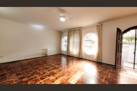 Casa à venda com 439m², 4 quartos e 2 vagas Casa à venda com 439m², 4 quartos e 2 vagasSala