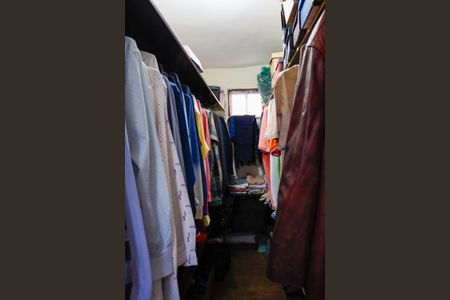 Casa à venda com 300m², 5 quartos e 2 vagas Casa à venda com 300m², 5 quartos e 2 vagasCloset da Suíte 4