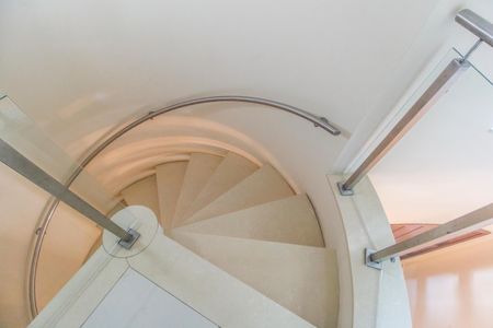 Casa à venda com 404m², 4 quartos e 6 vagasEscada