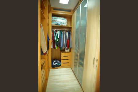 Casa à venda com 250m², 3 quartos e 2 vagasCloset da Suíte