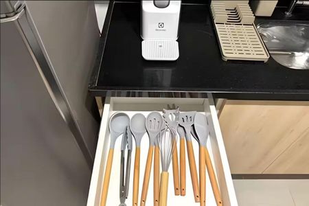 Studio para alugar com 25m², 1 quarto e sem vaga Studio para alugar com 25m², 1 quarto e sem vagaDetalhe cozinha