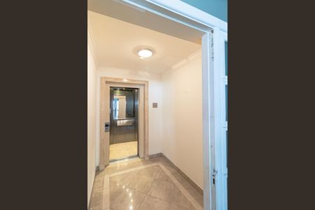 Apartamento para alugar com 220m², 4 quartos e 3 vagas Apartamento para alugar com 220m², 4 quartos e 3 vagasHall privativo do andar