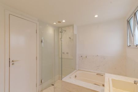 Apartamento para alugar com 220m², 4 quartos e 3 vagasBanheiro da Suíte 4