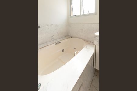 Apartamento para alugar com 220m², 4 quartos e 3 vagas Apartamento para alugar com 220m², 4 quartos e 3 vagasBanheiro da Suíte 1