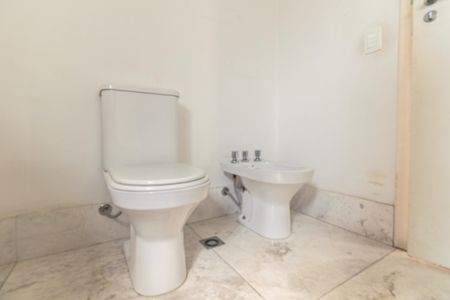 Apartamento para alugar com 220m², 4 quartos e 3 vagas Apartamento para alugar com 220m², 4 quartos e 3 vagasBanheiro da Suíte 1