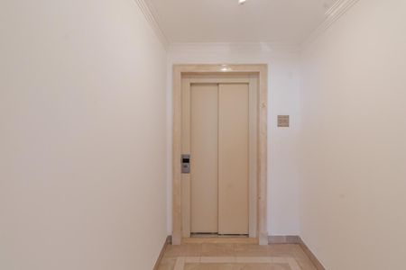 Apartamento para alugar com 220m², 4 quartos e 3 vagas Apartamento para alugar com 220m², 4 quartos e 3 vagasHall Elevaor