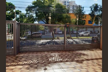 Casa à venda com 250m², 3 quartos e 4 vagasFoto 02