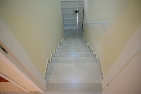 Casa à venda com 180m², 3 quartos e 2 vagas Casa à venda com 180m², 3 quartos e 2 vagasEscada - Entrada