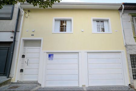 Casa à venda com 180m², 3 quartos e 2 vagas Casa à venda com 180m², 3 quartos e 2 vagasFachada