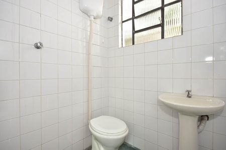 Casa à venda com 485m², 3 quartos e 4 vagasLavabo da Cozinha Auxiliar