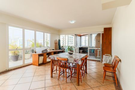 Apartamento à venda com 195m², 4 quartos e 2 vagas Apartamento à venda com 195m², 4 quartos e 2 vagasSalão Superior