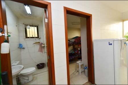 Casa à venda com 405m², 5 quartos e 8 vagasBanheiro de serviço