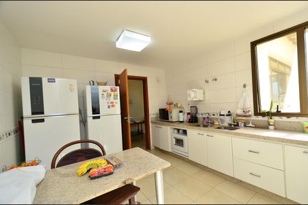 Casa à venda com 405m², 5 quartos e 8 vagasCozinha