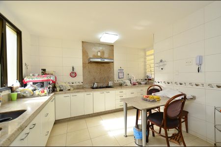 Casa à venda com 405m², 5 quartos e 8 vagasCozinha